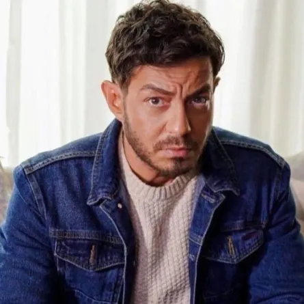 الفنان أحمد زاهر في كواليس تصوير مسلسل سوشيال - الصورة من حسابه على انستغرام