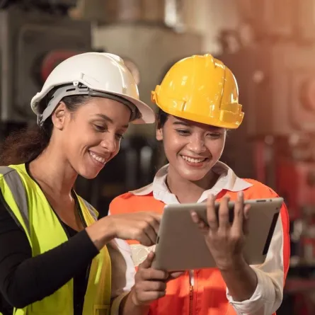 صورة لفتاتين مهندستين ي مكان العمل