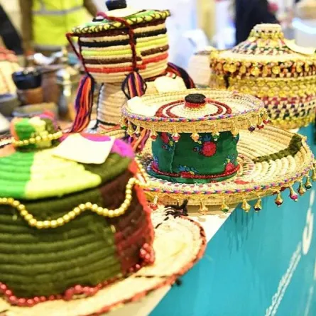 الأزياء والمشغولات اليدوية ذات الطراز القديم تجذب زوار مهرجان جازان للعسل