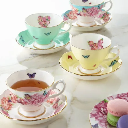 (الصورة من Horchow.com لطقم الشاي Miranda Kerr for Roy Albert)