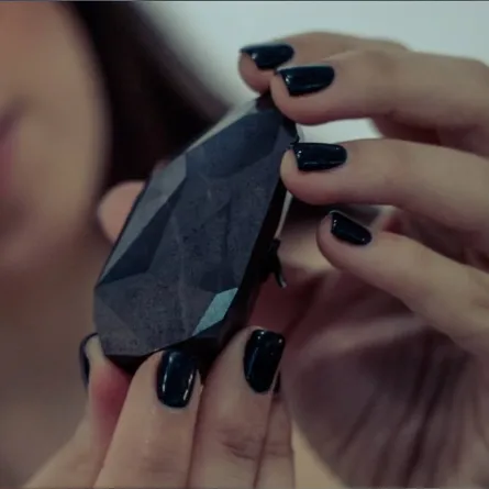 "إنيغما" أكبر ألماسة سوداء غامضة في معرض سوذبيز دبي 