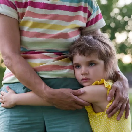 صورة لطفلة تحتضن أمها