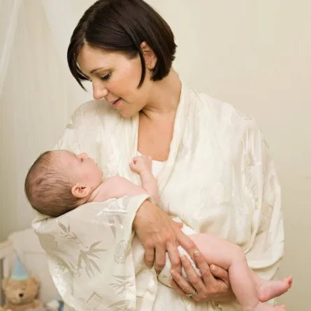 صورة لأم وطفلها