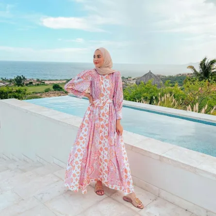 لينا صنوبر بفستان مطبع