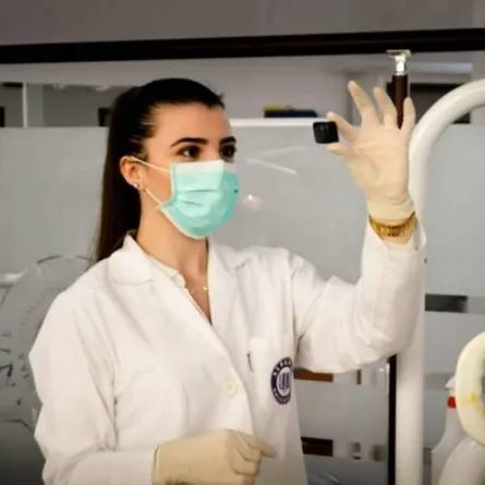 أوميكرون ينتشر بسرعة كبيرة ولكنه أقل خطراً