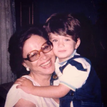 عمر الشريف جونيور برفقة جدته فاتن حمامة - الصورة من حسابه على انستغرام