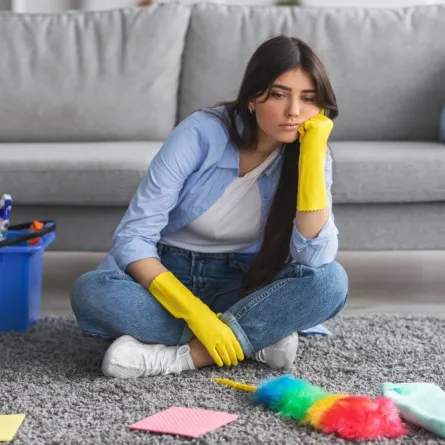 خطوات متبعة في إزالة بقع كريم الأساس من المفروشات 