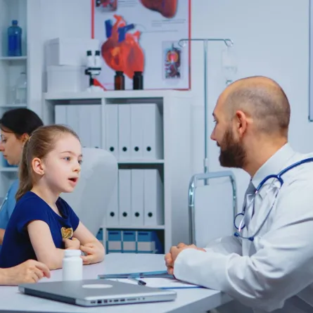 صورة لطبيب وطفلة