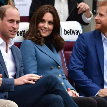 كيت ميدلتون بين الأمير ويليام والأمير هاري - الصورة من حساب The Royal Family على إنستغرام