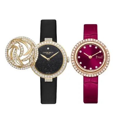 ساعات نسائية بميناء داكن