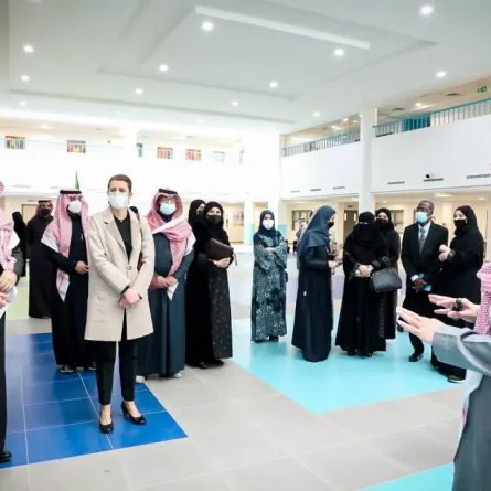 وفد منظمة اليونسيف لدول الخليج العربية يزور مدرسة البث الفضائي - الصورة من حساب وزارة التعليم على تويتر