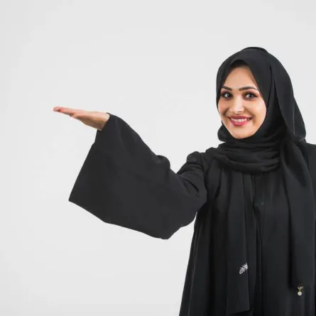 طرق ناجحة متبعة في إزالة بقع المكياج من العباية