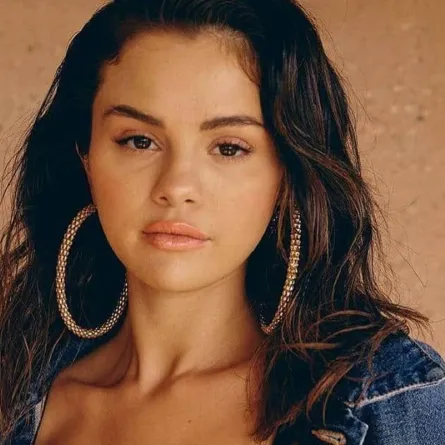 أقراط Hoop كبيرة-الصورة من حساب سيلينا غوميز على انستغرام