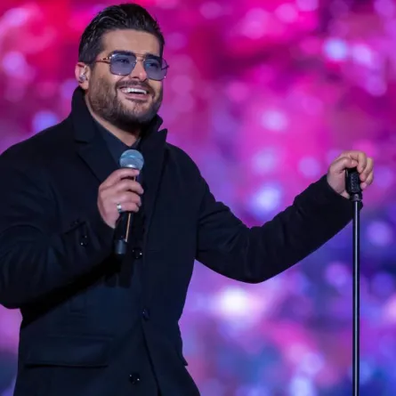 ناصيف زيتون  وهو يضع النظارة 