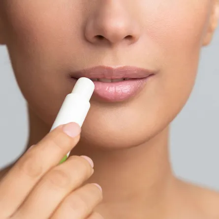 ترطيب الشفاه