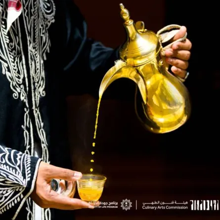 سر تقديم القهوة السعودية باليد اليمنى - الصورة من حساب وزارة الثقافة السعودية على تويتر