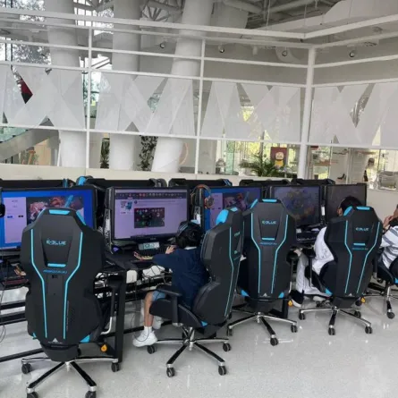 تدشين أول معرض غير ربحي لعشاق الألعاب الإلكترونية والأنمي في أبوظبي. الصورة من "وام"