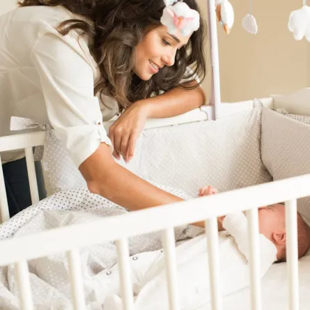 صورة لأم تطمئن على طفلها