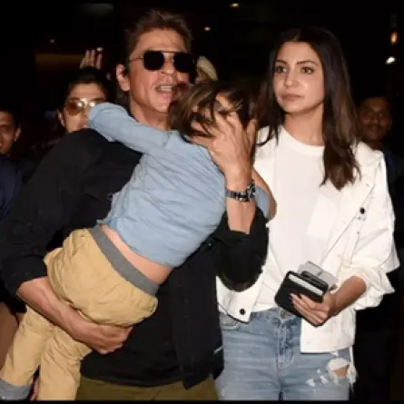 شاروخان يحمل ابنه إبراهام- الصورة من موقع Times of India