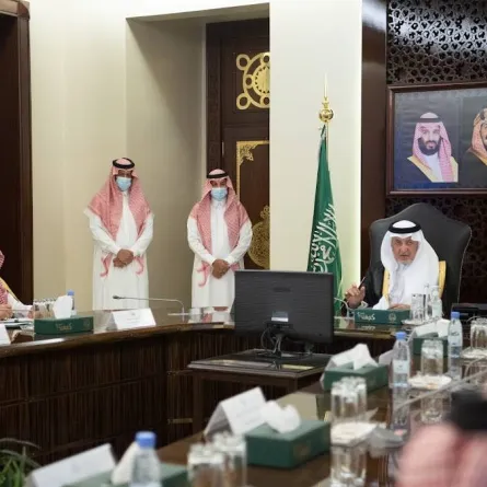 أمير منطقة مكة يُدشن مشروع النقل العام بالحافلات في الطائف