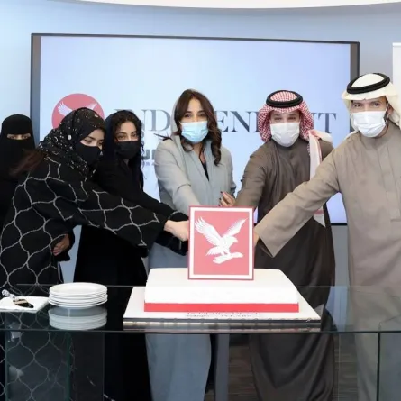 جمانا الراشد، الرئيس التنفيذي للمجموعة السعودية للأبحاث والإعلام، وعضوان الأحمري، رئيس تحرير إندبندنت عربية، يحتفلان بمرور 3 أعوام على إطلاق المنصة 