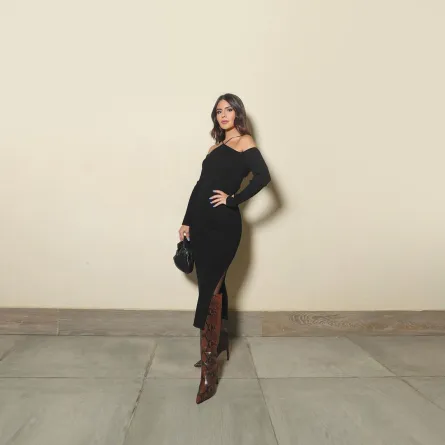 ديما الأسدي بجزمة باللون البني  