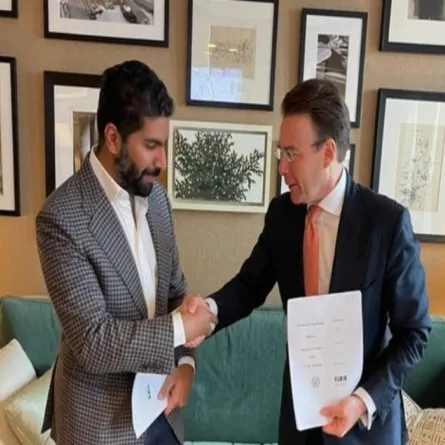 وزير الثقافة السعودي والرئيس المشارك لمجموعة سيرك "دو سوليه" عقب توقيع الاتفاقية في نيويورك- الصورة من Asharqnews