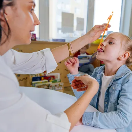 صورة تعبر عن جلسة لعلاج تأخرالنطق