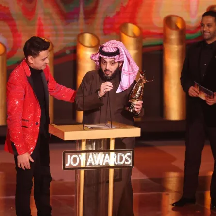 المستشار تركي آل الشيخ ورامز جلال أثناء تكريمه على مسرح ابوبكر الشدي في مهرجان جوي - تصوير صالح الغنام 