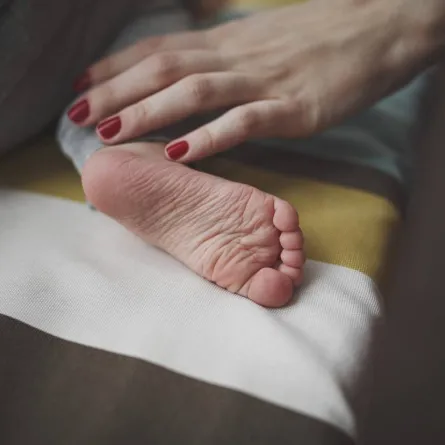 صورة ليد أم تواسي ابنها