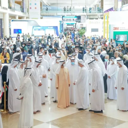 الشيخ محمد بن راشد خلال زيارته لمعرض الصحة - الصورة من حسابه الرسمي على تويتر