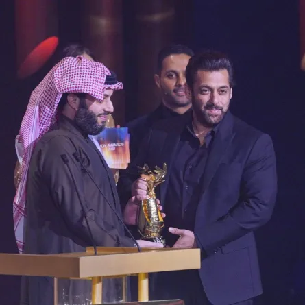 سلمان خان يتسلم جائزة شخصية العام- الصورة من حساب موسم الرياض على تويتر