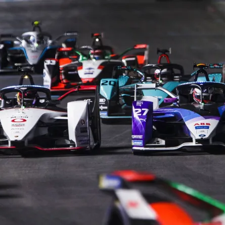 الفرق المشاركة خلال منافسات الموسم الثامن من بطولة العالم "إي بي بي فيا فورمولا إي"