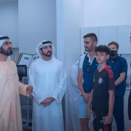 الشيخ محمد بن راشد آل مكتوم والشيخ حمدان بن محمد بن راشد آل مكتوم ورونالدو وابنه كريستيانو جونيور - الصورة من ستوري حساب ولي عهد دبي على إنستغرام