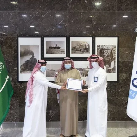 "الدعيلج" يكرم المطارات الفائزة بجوائز التميز السنوي في مجال أمن الطيران- الصورة من حساب الهيئة العامة للطيران المدني على تويتر