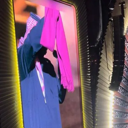 شال الفنانة أحلام وهو بيد الفنان عبدالمجيد عبدالله