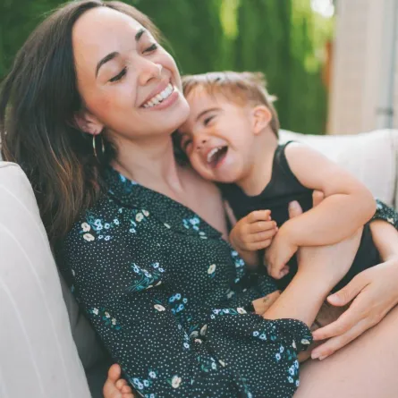 صورة لأم وطفلها يضحكان