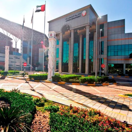 قضاء أبوظبي تمنح تراخيص الدفعة الثالثة من كتاب العدل الخاص. الصورة من "وام"