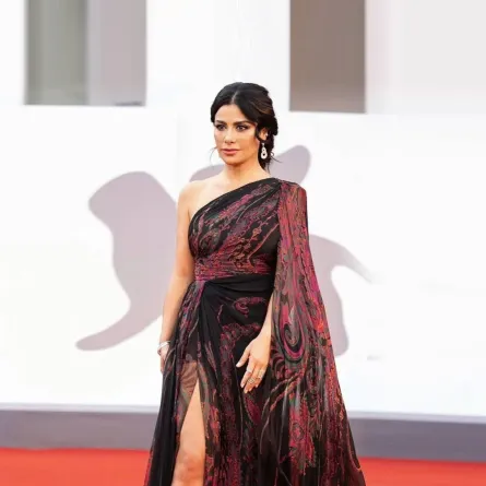 صبا مبارك بفستان أسود مُطبع من زهير مراد