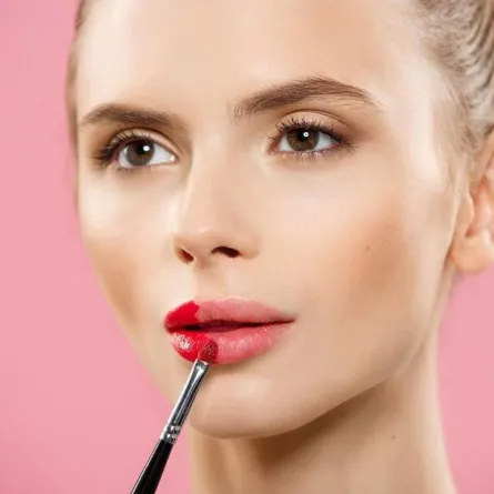 تطبيق أحمر الشفاه المات