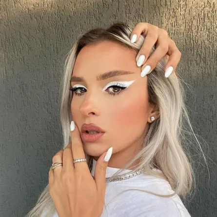 رسمة الأيلاينر الأبيض السميك والمسحوب(الصورة من حساب edith.official على إنستغرام)