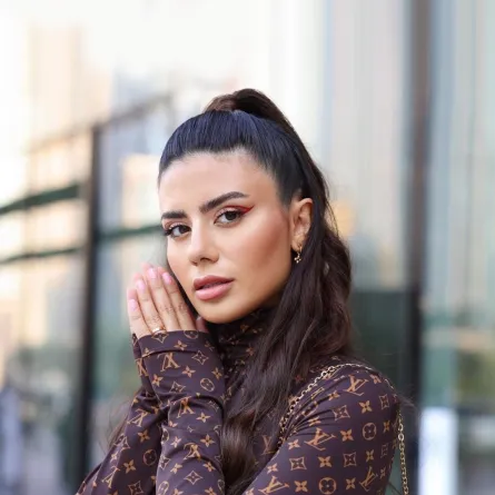 ديما الأسدي بتسريحة الشعر نصف المرفوع -الصورة من حسابها على الانستغرام