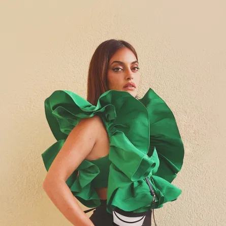 كارن وازن بتوب أخضر مزيّن بالكشاكش