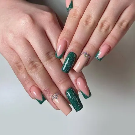 رسومات طلاء الأظافر الأخضر لعام 2022