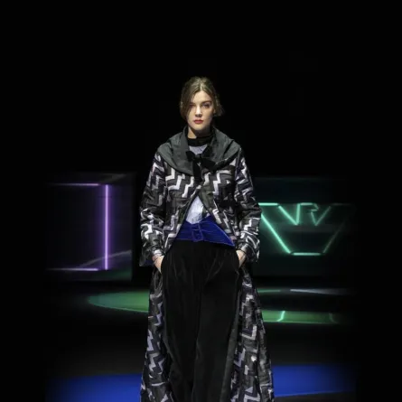 تنسيق البنطلون المخمل مع المعطف الطويل من إمبوريو أرماني Emporio Armani