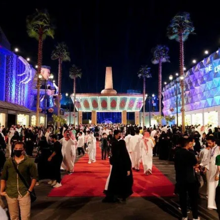 إقبال الزوار على منطقة بوليفارد رياض سيتي - الصورة من واس