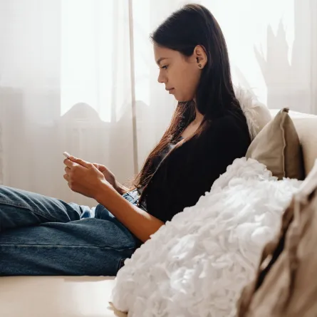 صورة لمراهقة تتابع الموبايل