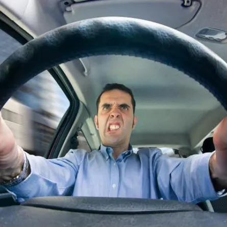 يبدو التوتر واضحا بسبب اهتزاز المقود