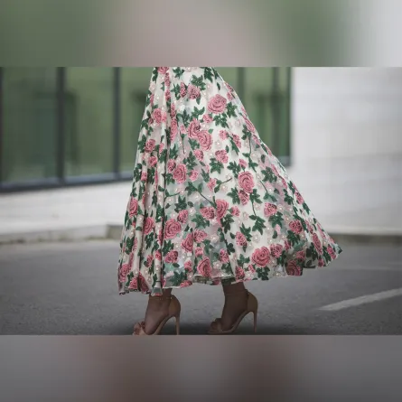 تنانير طويلة بطبعات الورود للمحجبات لربيع 2022