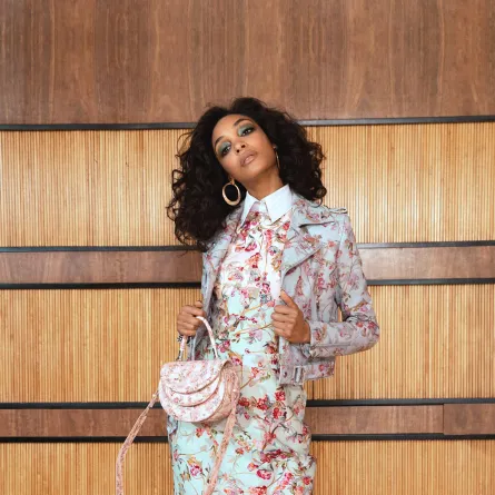 إطلالات بطبعات الزهور